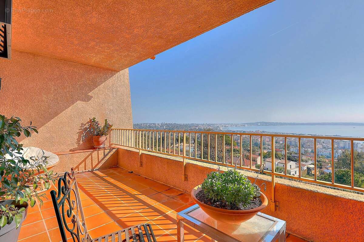 Appartement à VALLAURIS
