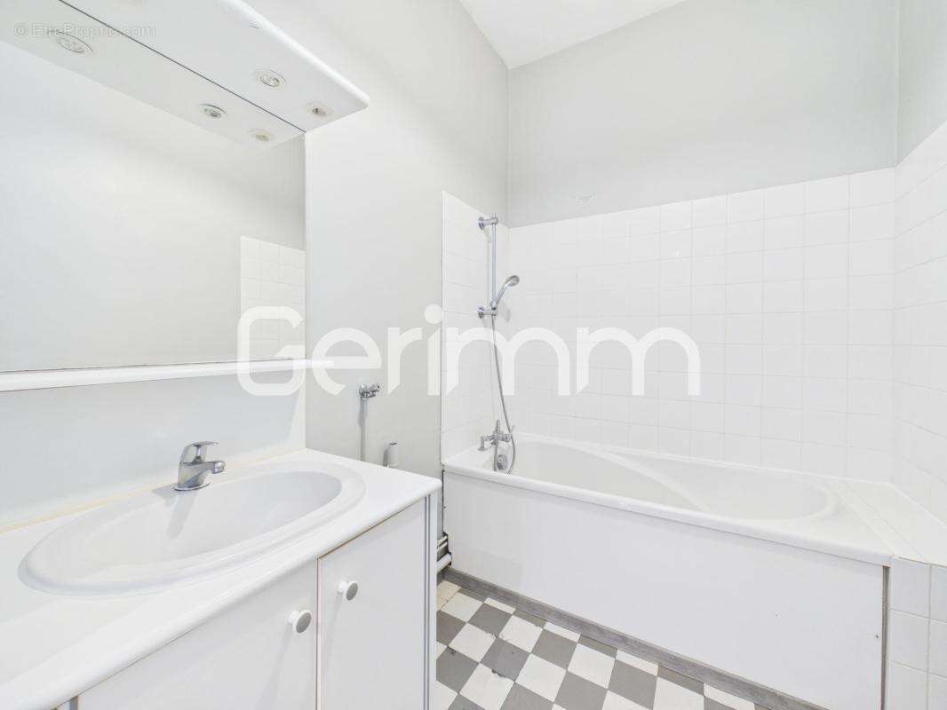 Vente - Appartement - 3 pièces + cuisine - 70 m² - 185 000 € - - photo 8