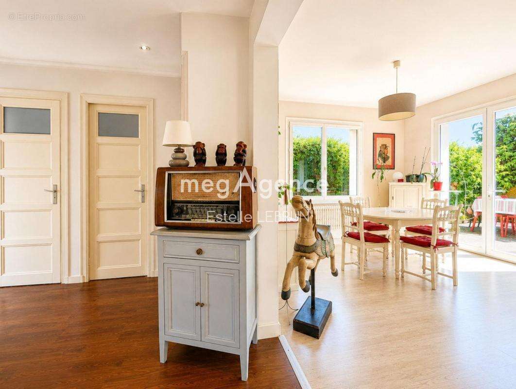 Maison - 8 pièces - 6 Chambres - Studio 16m² - Garage - Stationnement - Sous-Sol Complet - Jardin Sans Vis-à-Vis - photo 4