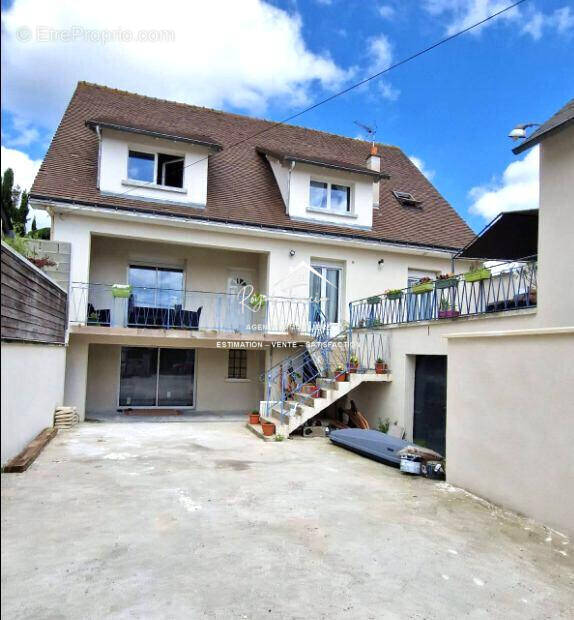 Belle prestation de 200 m2 (deux logements avec accès indépendant) - Maison à CHATELLERAULT