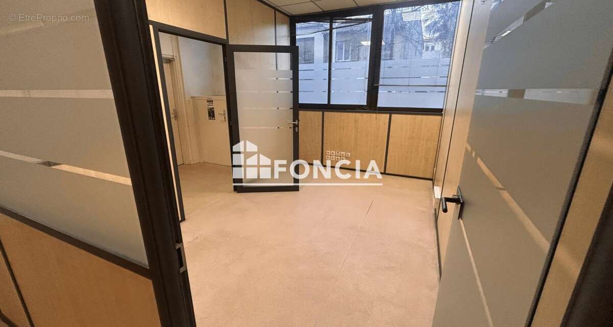 Cannes la bocca centre plateau de bureaux de 127m2 modulable pmr 2 box - photo 4