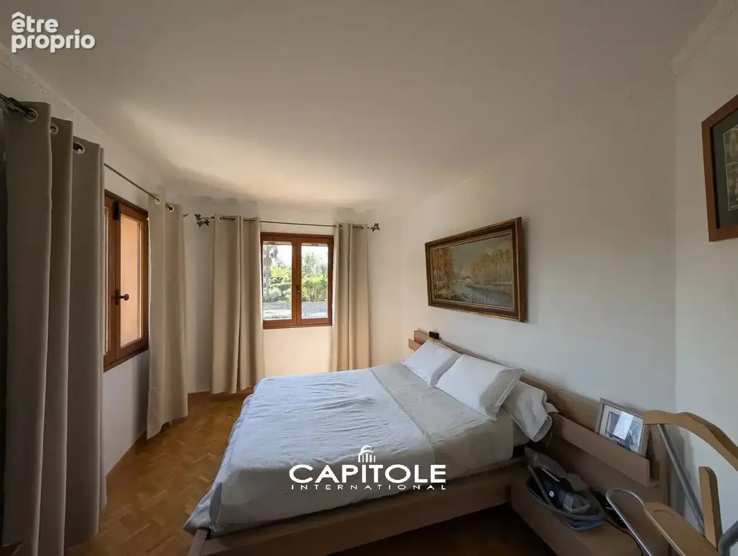 La Gaude - Charmante villa 5 pièces de 154 m² édifiée sur un terrain d'env. 2 133 m² avec piscine, vue sur les collines environn - photo 5