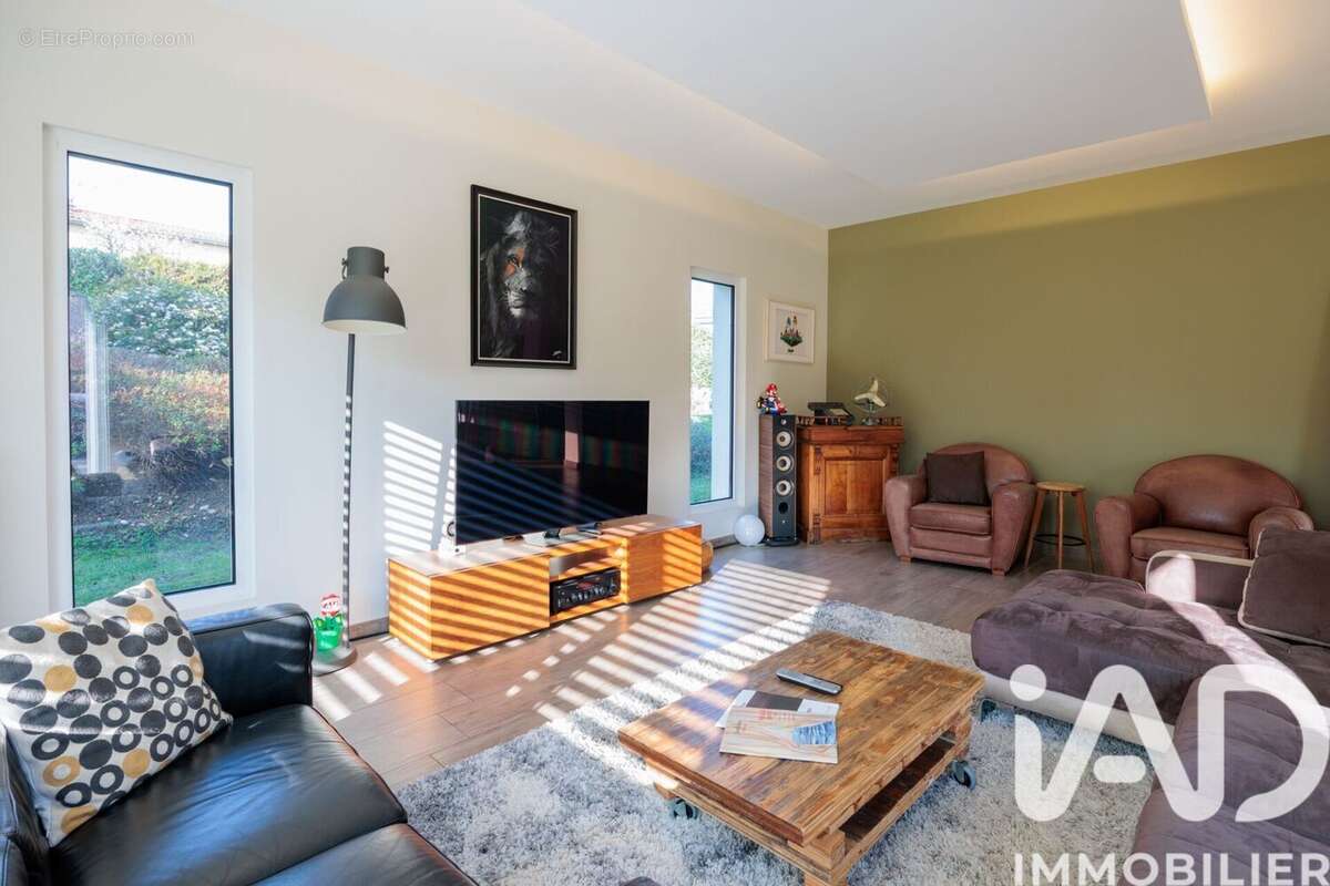 Photo 9 - Maison à SAINT-GENIS-LES-OLLIERES