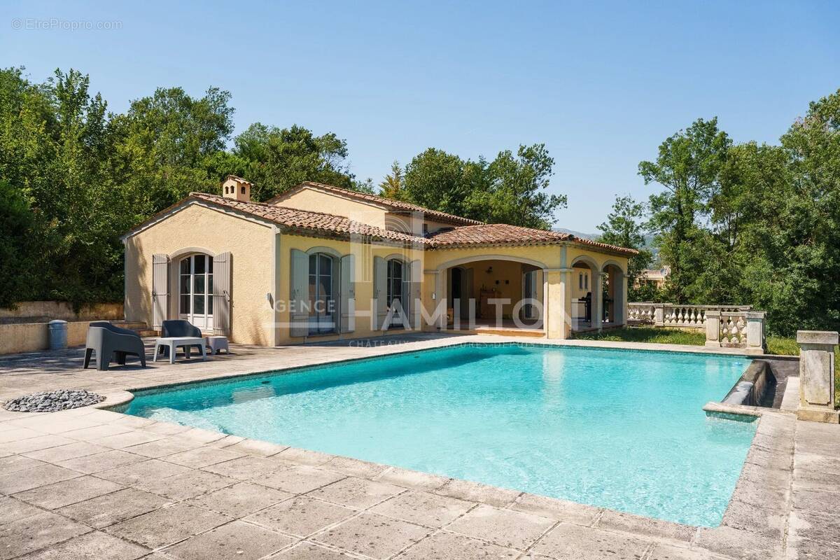 Maison à CHATEAUNEUF-GRASSE
