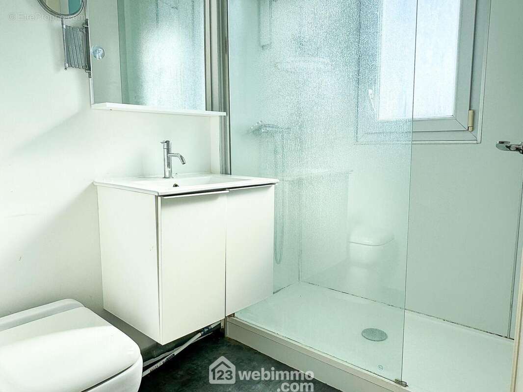 La salle d'eau de l'étage avec un WC. - Maison à MAULEON
