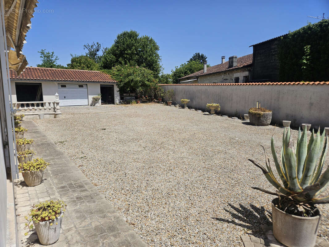 BERNEUIL   Élégante maison charentaise avec dépendances et grand garage - photo 5