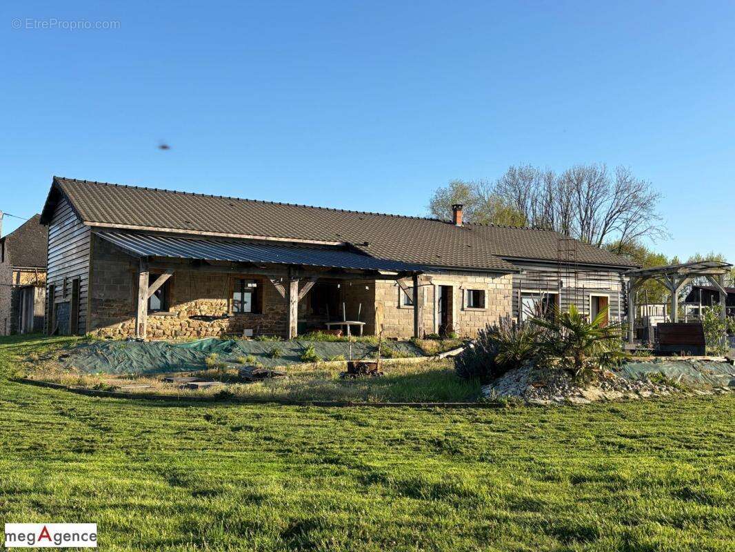 Maison à SAINT-GERMAIN-LES-VERGNES