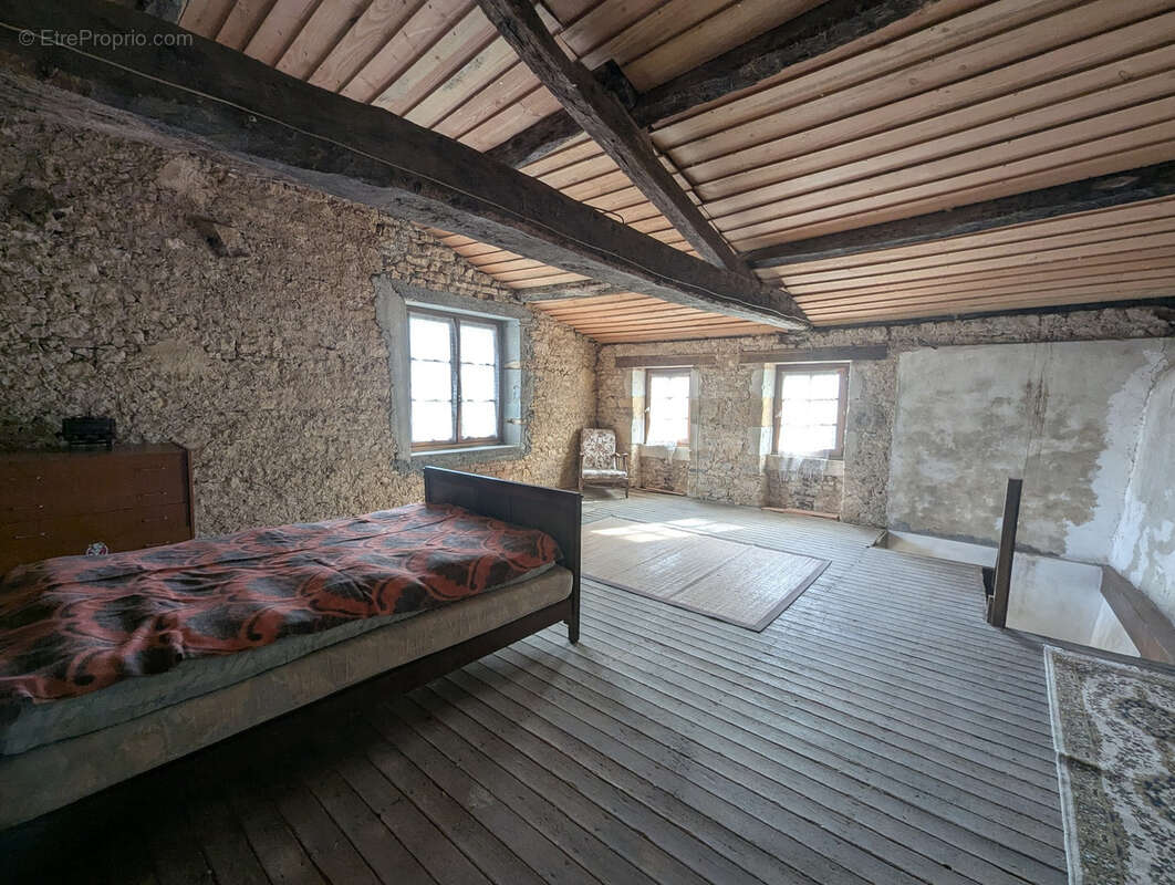 Maison à BAZOGES-EN-PAREDS