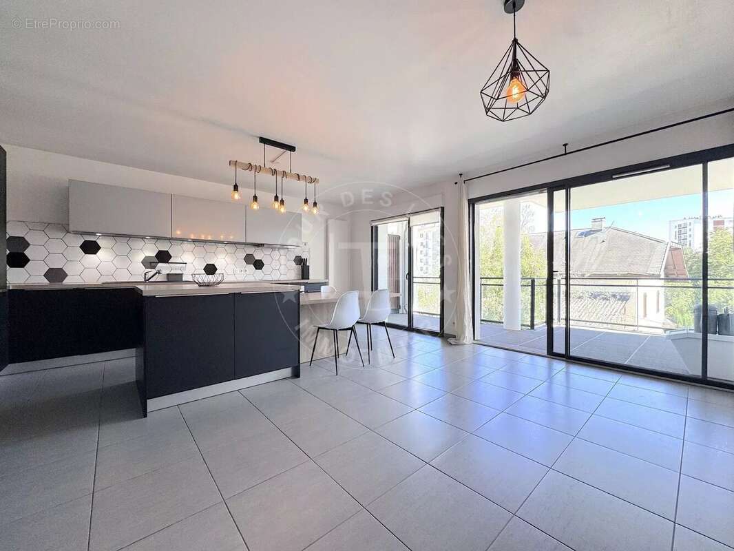 Appartement T4 à vendre à Annecy – Terrasse, résidence récente - photo 6