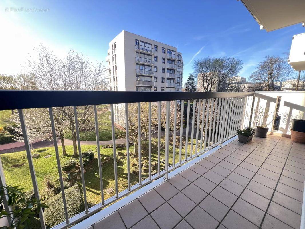 Appartement à LES CLAYES-SOUS-BOIS