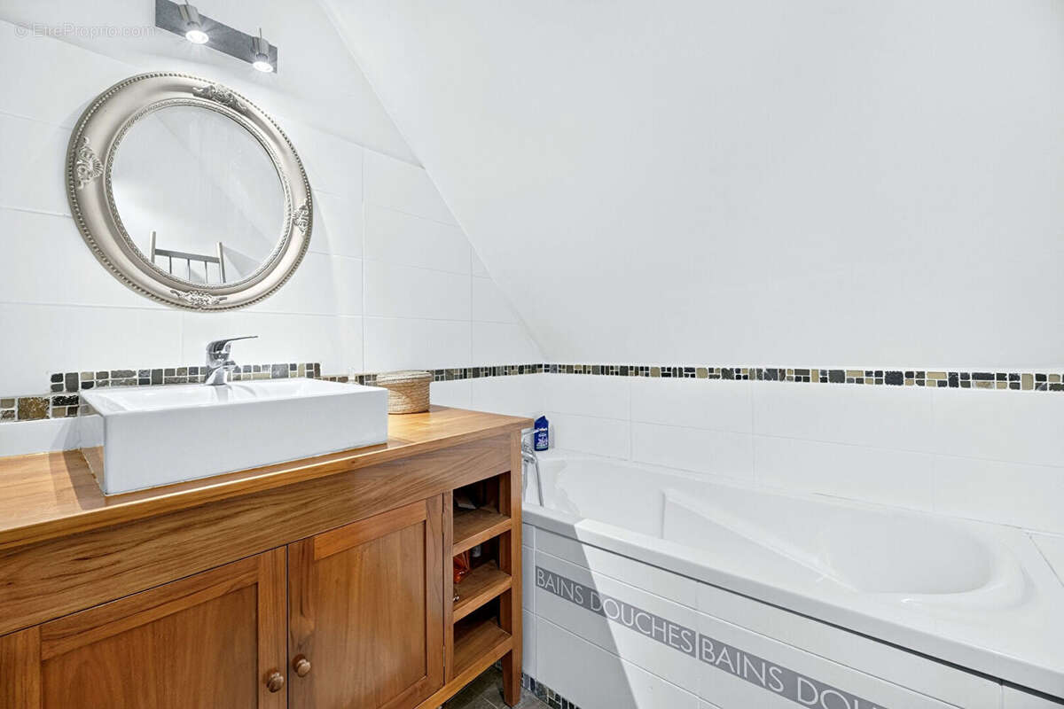Maison de charme du 19 ème siècle entièrement restaurée  avec jardin et piscine. - photo 14