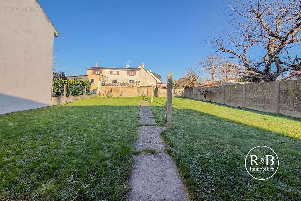 Maison à LES CLAYES-SOUS-BOIS