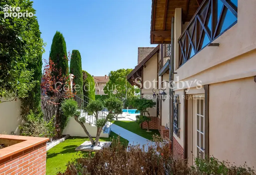 Cannes La Californie, demeure néo normande de six chambres avec piscine - photo 7
