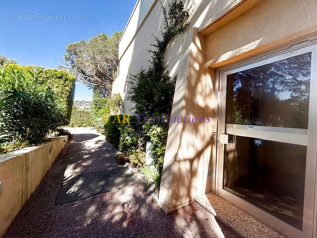 Duplex de 85 m2 avec terrasses, jardin, vue sur la rade de Toulon, piscine, tennis, parking et cave. - photo 13