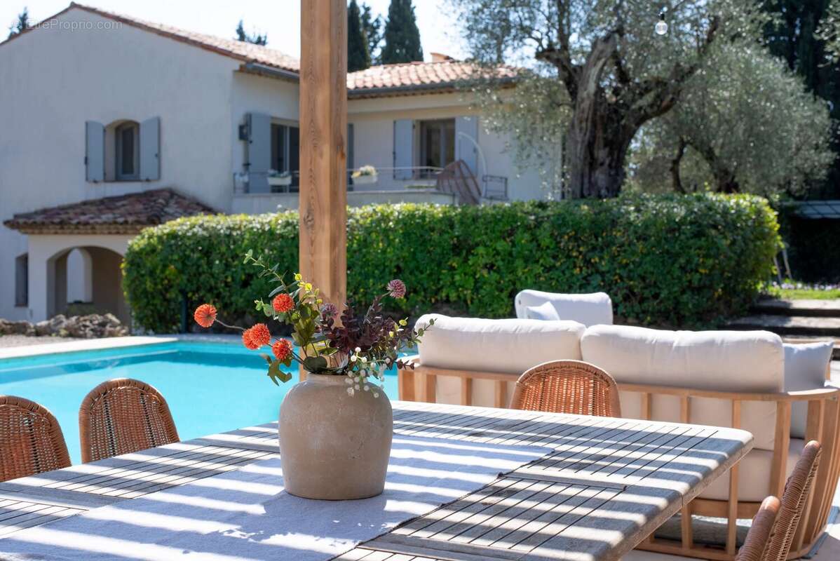 Maison à CHATEAUNEUF-GRASSE