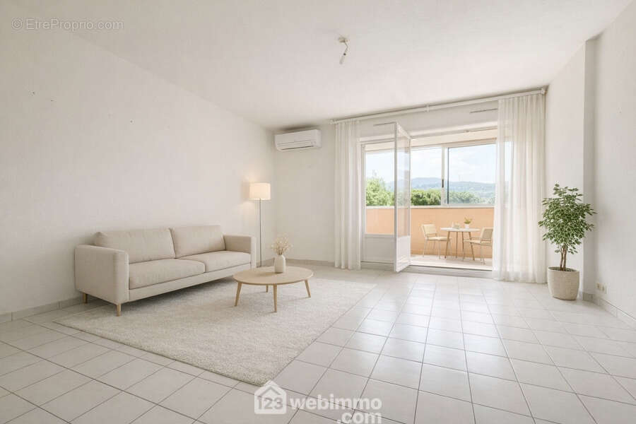 Un bel espace de vie baigné de lumière, ouvert sur une loggia propice à la détente. - Appartement à SAINTE-MAXIME