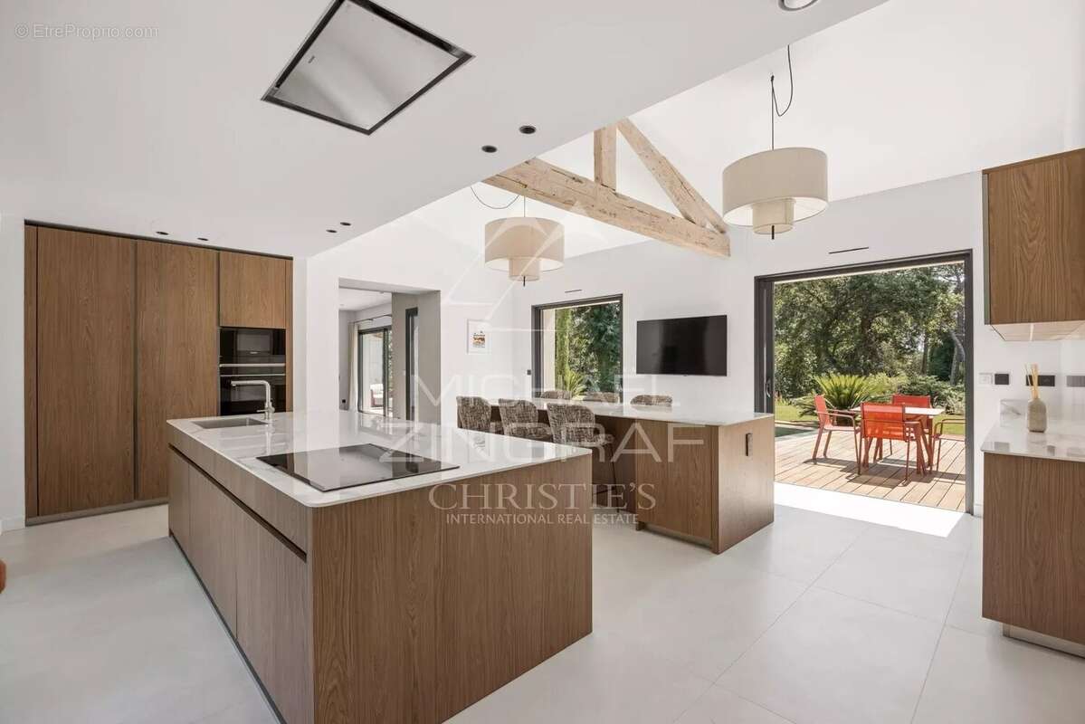 Mougins – Villa familiale rénovée dans un domaine confidentiel - photo 5