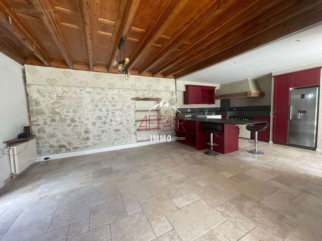Maison à COLLONGES-SOUS-SALEVE