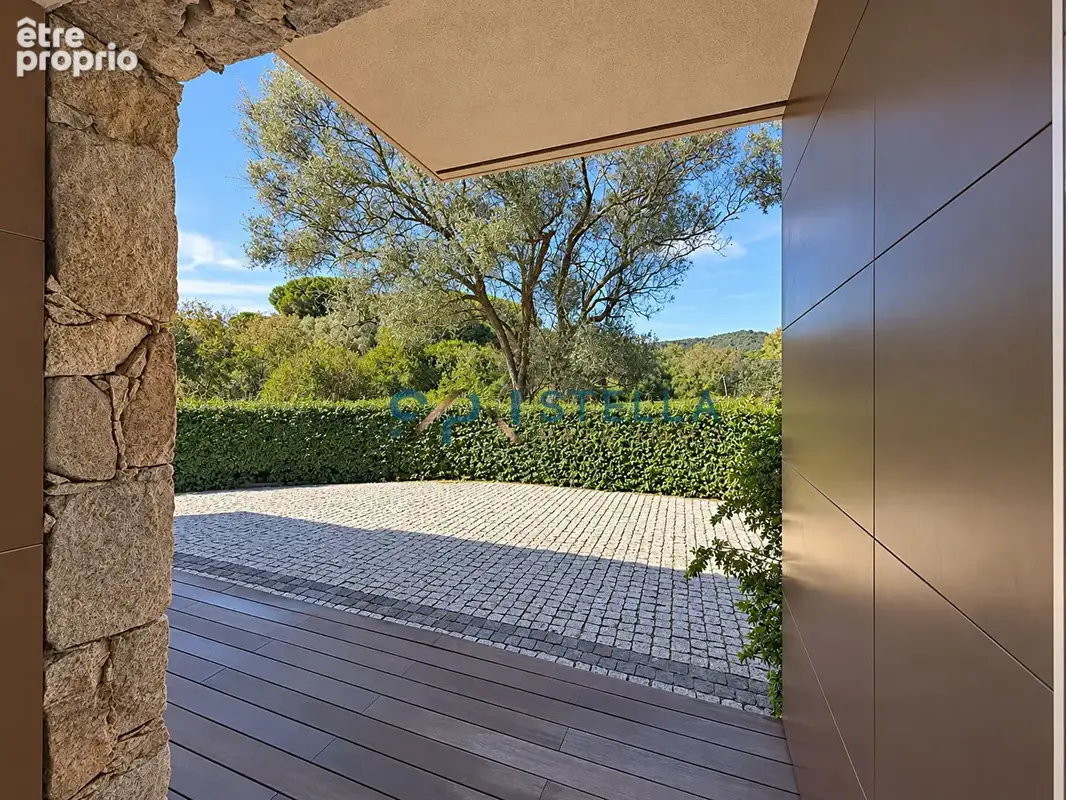 Villa de standing -135 m²  - Prestations raffinées, piscine et intimité absolue - photo 9
