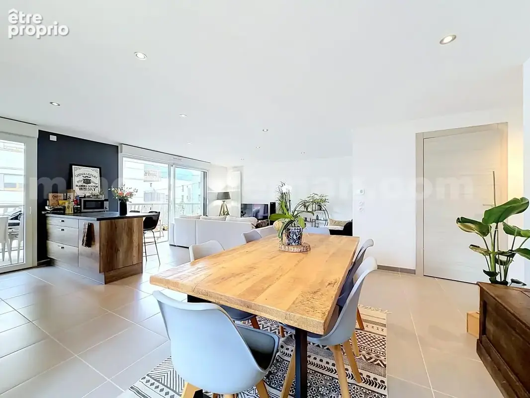 Appartement_T4_Annemasse_belle_superficie_proximitée_frontière_Suisse_tram_Ceva_direction_GENEVE_Frontaliers_Salon_Séjour_Salle_a_manger_