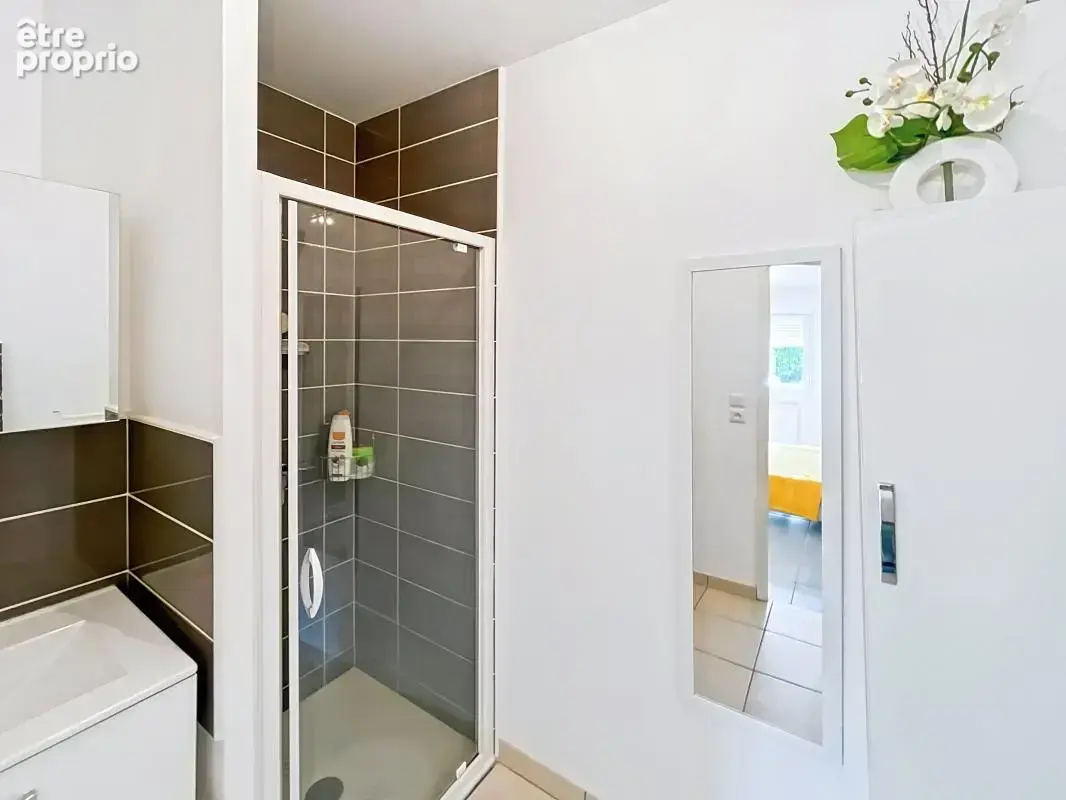  Maison familiale vivable de plain-pied 3 chambres avec suite parentale, jardin, terrasse et garage – Cuisine équipée, séjour lu - photo 7