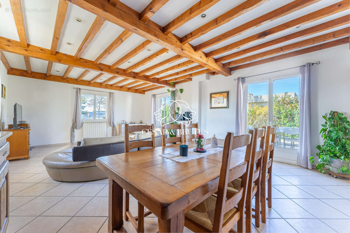 Salon, Salle à manger - Maison à DECINES-CHARPIEU