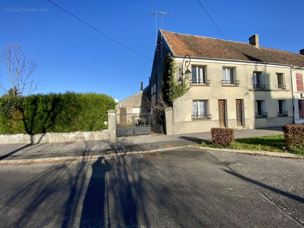 Façade - Appartement à CHEVRU
