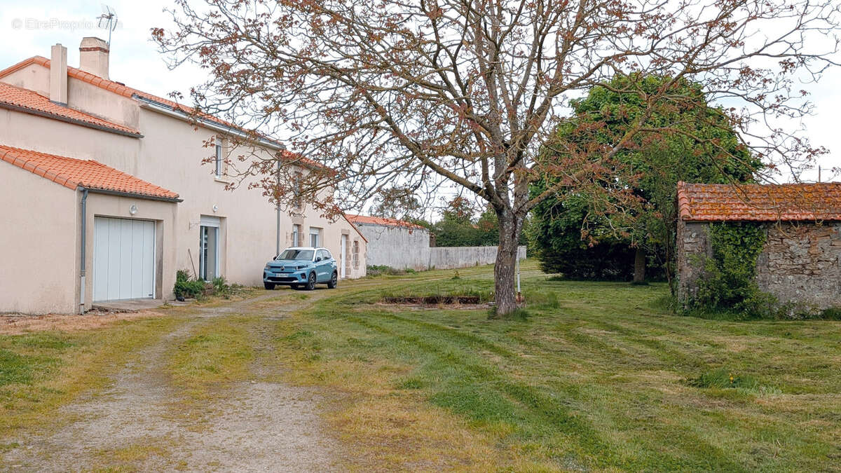 Maison à LES LANDES-GENUSSON