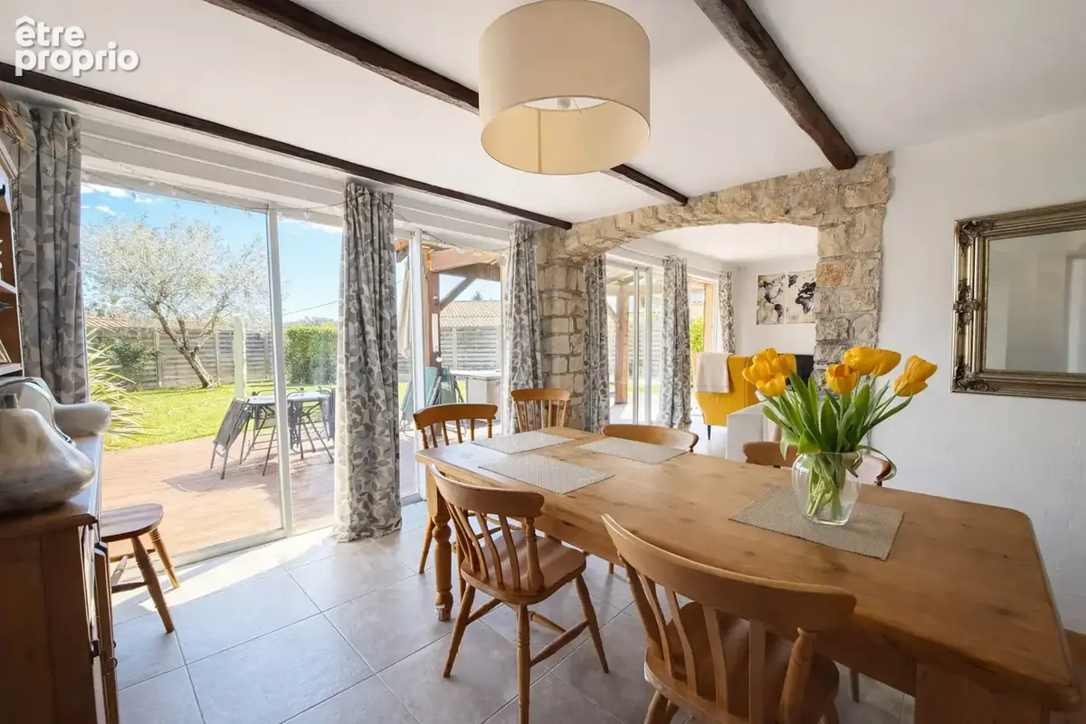 Villa 6 pièces de 132m2 avec jardin dans domaine fermé avec piscine au calme absolu. - photo 4