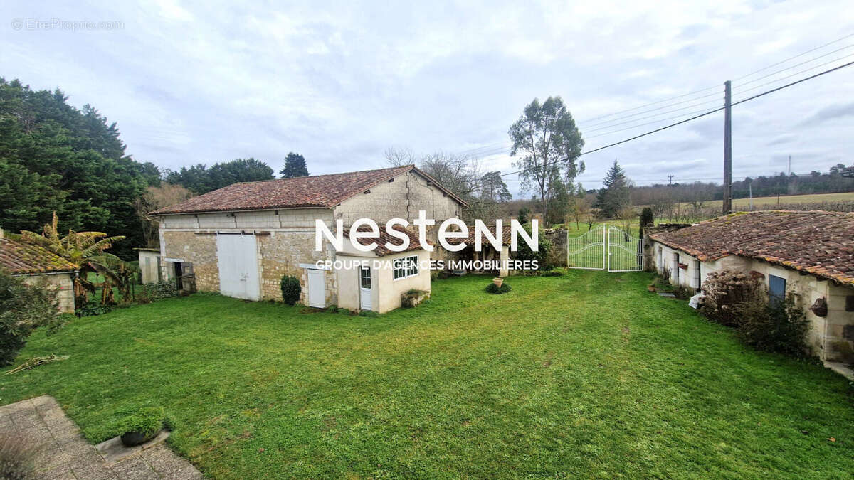 Maison à LA ROCHEBEAUCOURT-ET-ARGENTINE