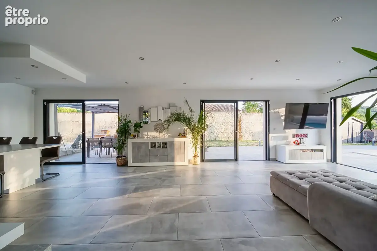 Découvrez cette maison récente de 150m² avec piscine. - photo 6