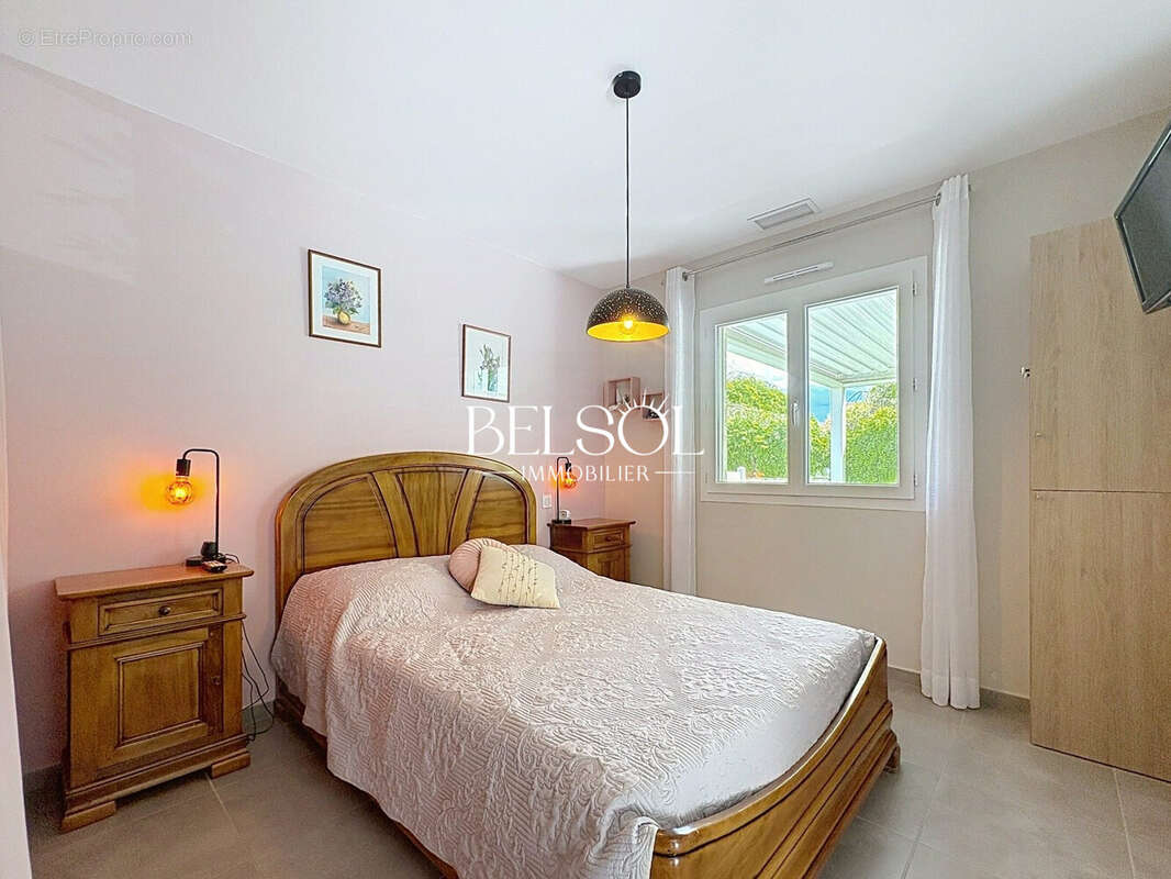 Chambre au rez de chaussée - Maison à SAINT-CYPRIEN