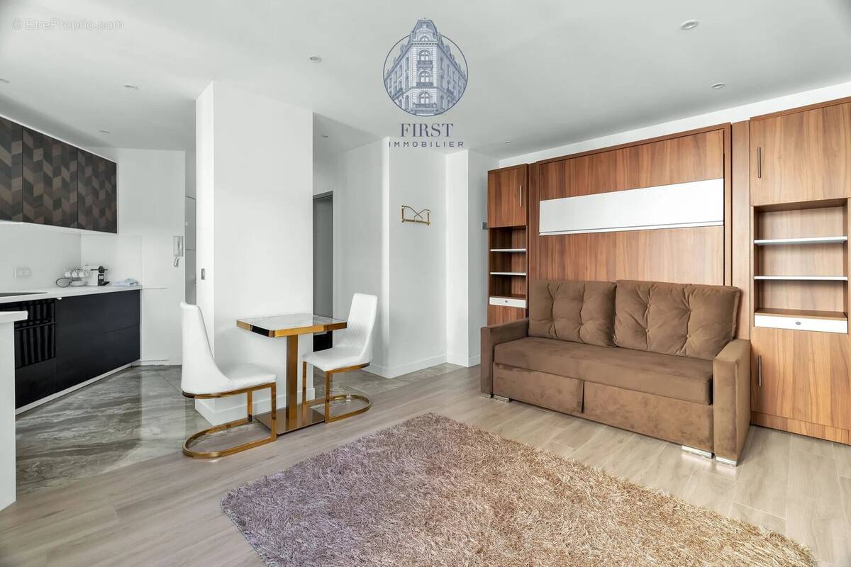 Appartement à PARIS-16E