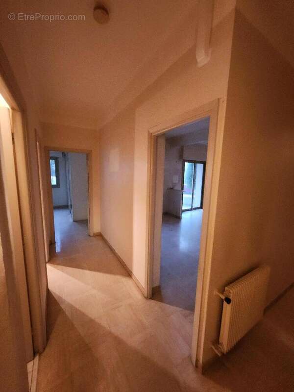   - Commerce à ANTIBES