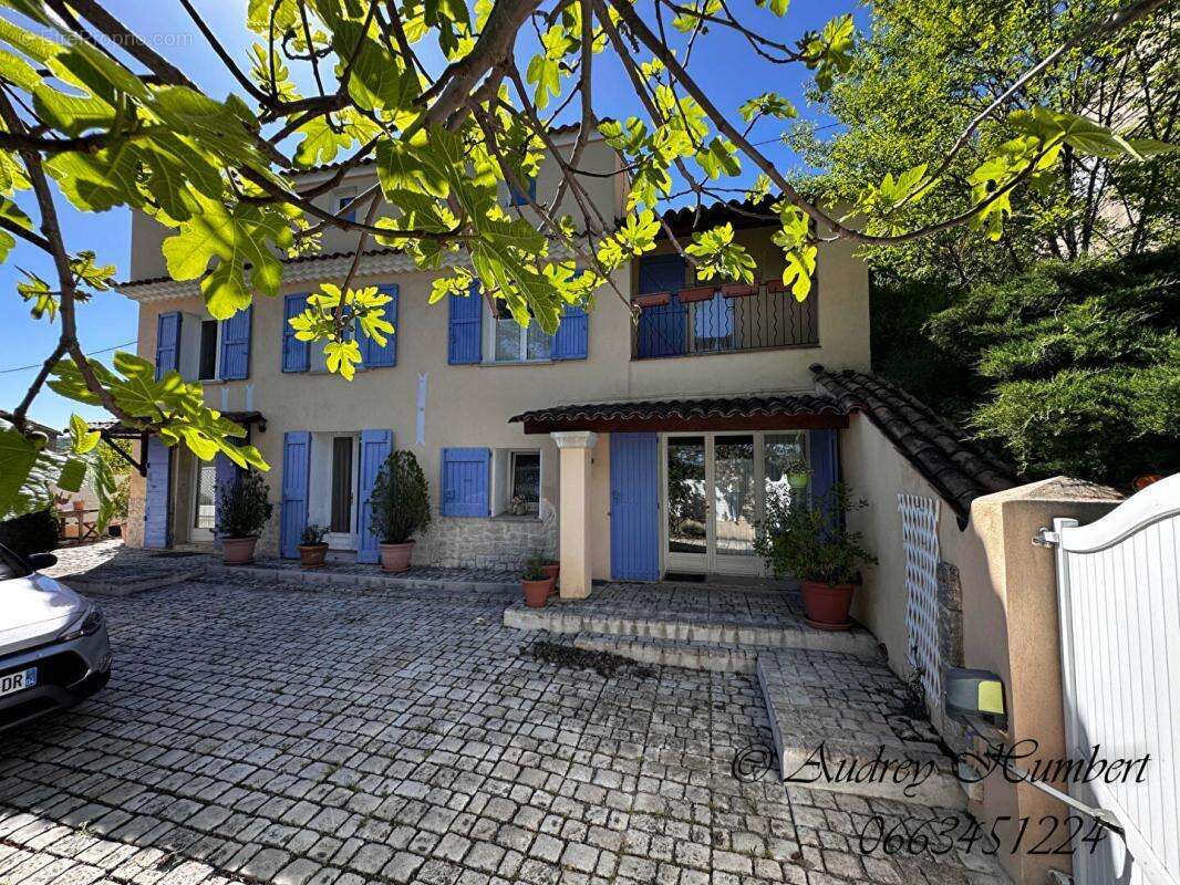 EXCLU, proche FORCALQUIER, Belle MAISON DE VILLAGE de 126 m²  avec terrasses, jardin et cour - photo 14