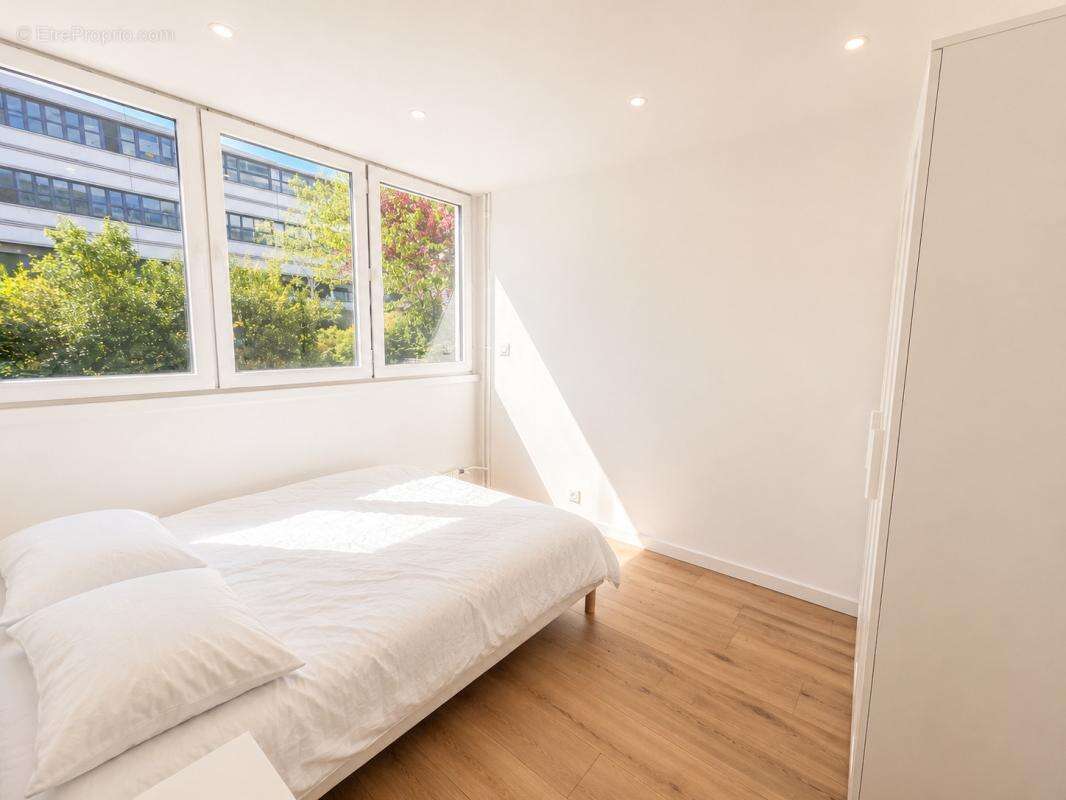 Gratte ciel - 4 chambres - entierement renove - photo 7