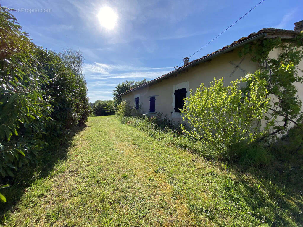 entree - Maison à AUBETERRE-SUR-DRONNE