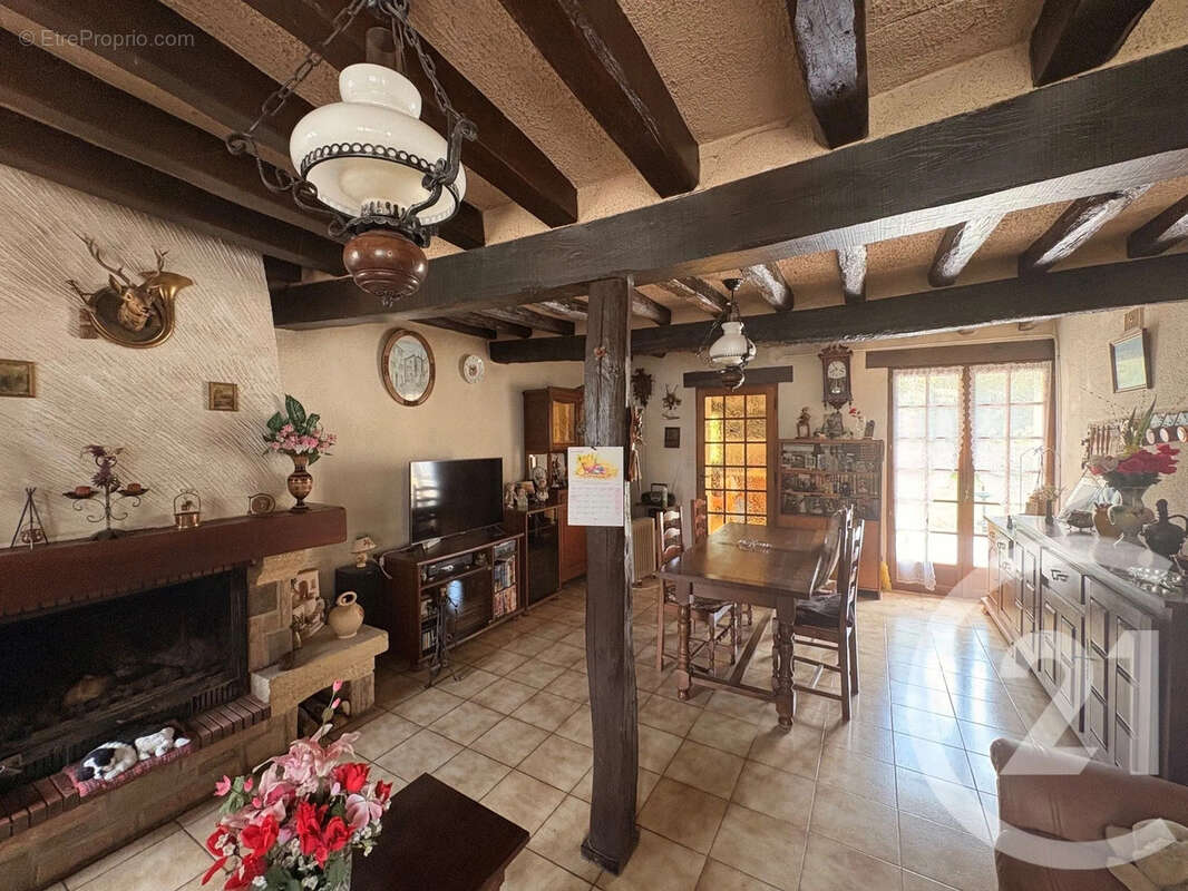 Maison à COURCELLES