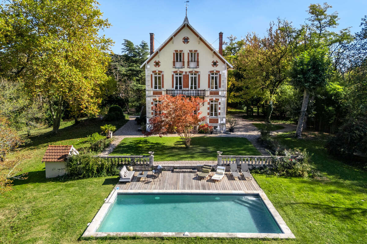Country property with pool and stables - photo 3