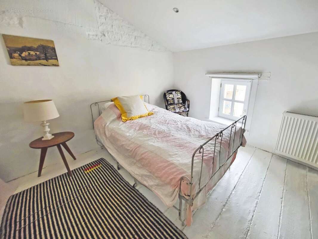 Maison à NEUVICQ-LE-CHATEAU