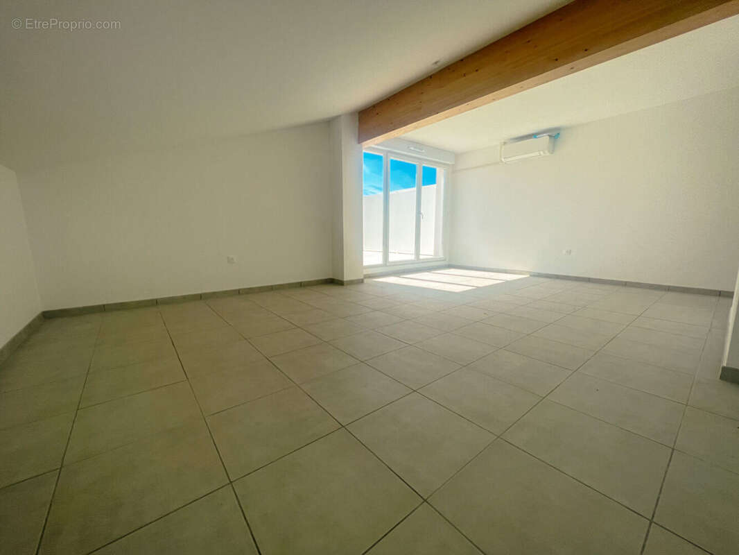 Appartement à PINS-JUSTARET