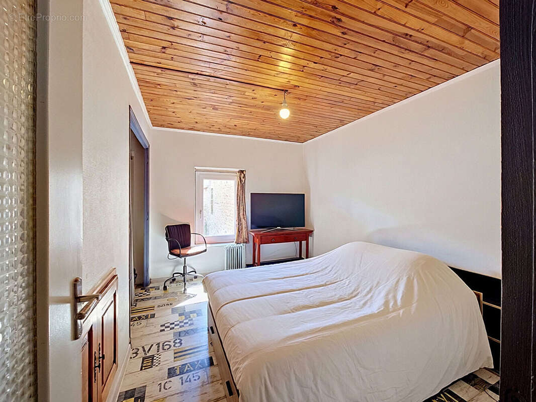 Maison familiale avec grange de 130 m², dépendances et terrain de 1 282 m² - photo 7