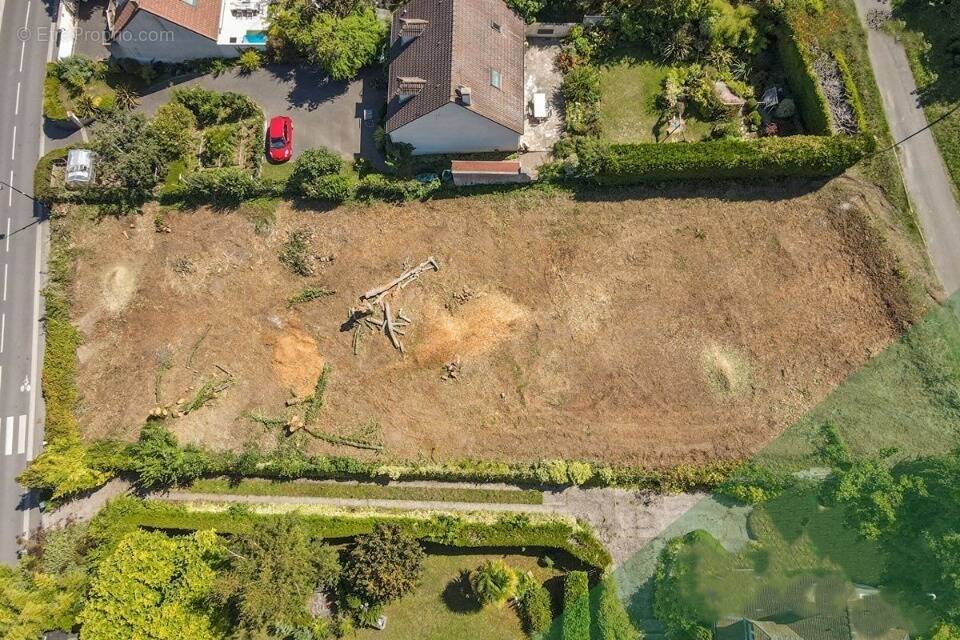 Terrain à JOUY-LE-MOUTIER