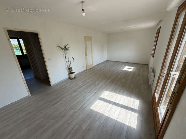 Maison de plain-pied avec garage sur terrain de 900 M2 - photo 8