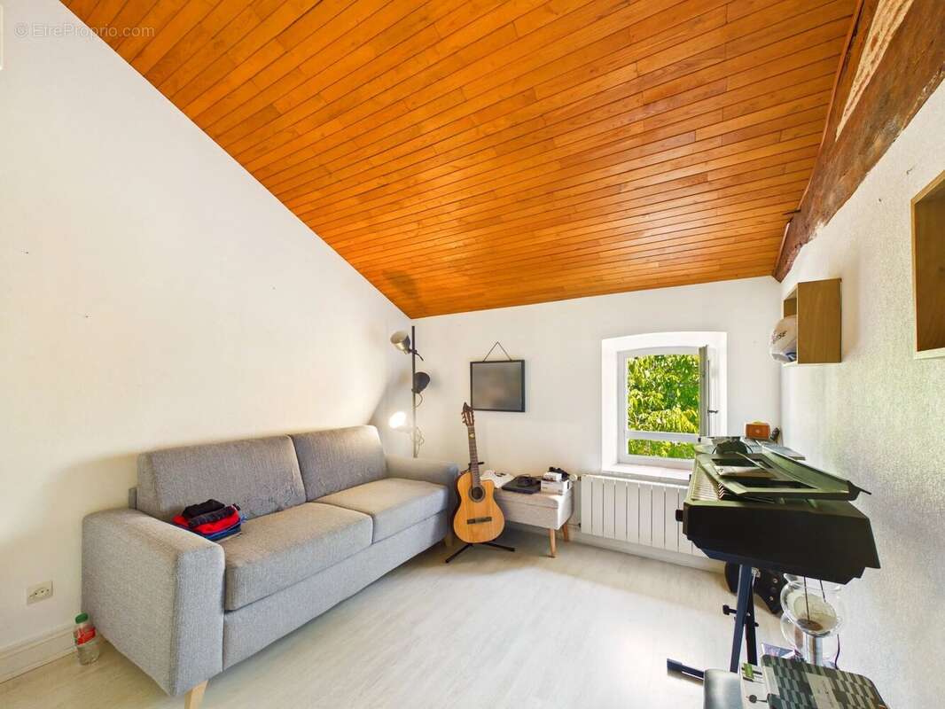 Jolie maison en pierre avec 4 chambres, un grand garage et un abri voiture. - photo 9