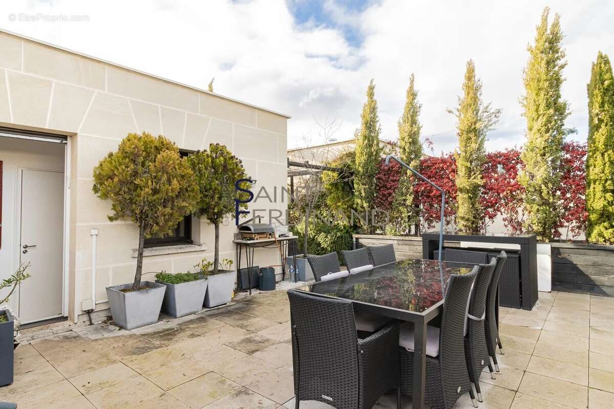 Appartement à NEUILLY-SUR-SEINE