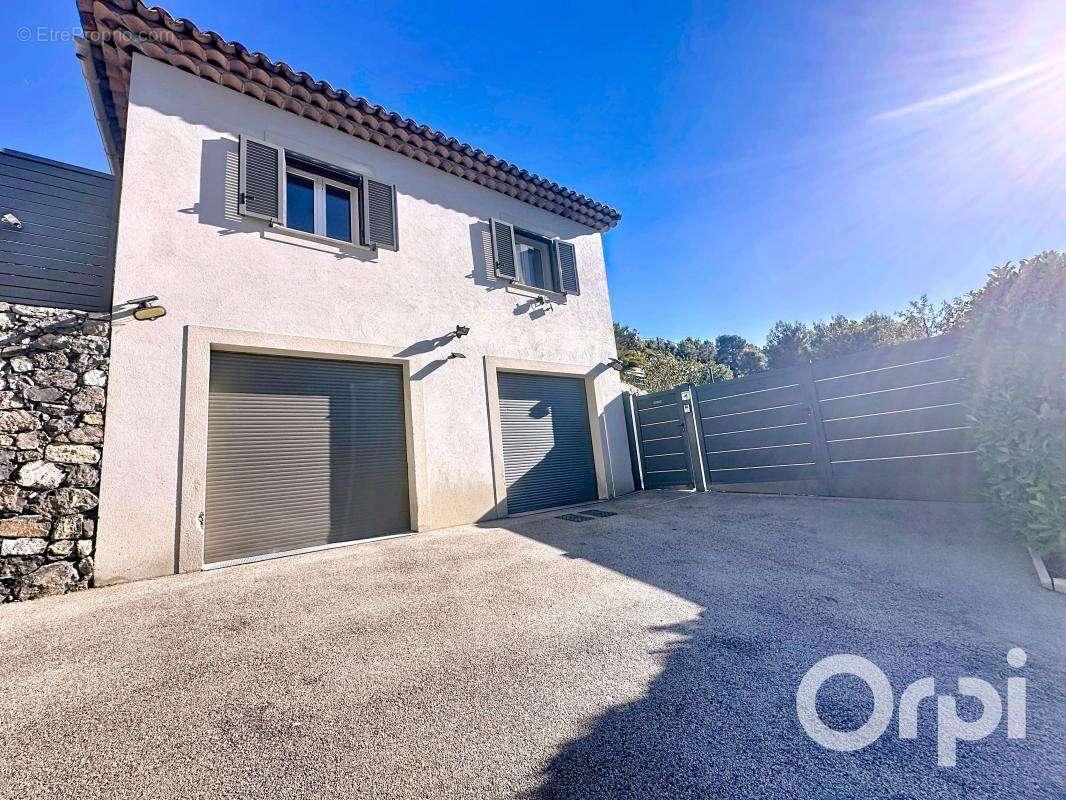 Maison à LA ROQUETTE-SUR-VAR