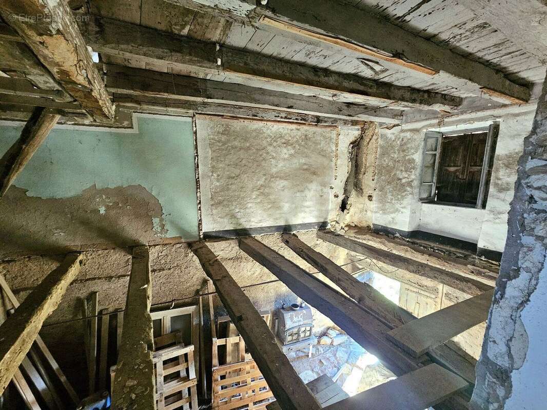 Corps de ferme à rénover avec son terrain d'environ 1 400m² - photo 5