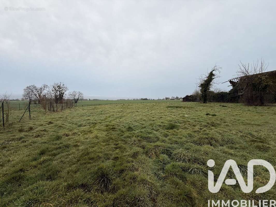Terrain 2710 m² à Saint-Eloi-De-Fourques  - photo 2