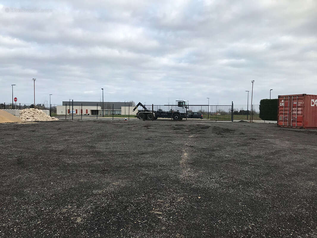 Terrain à VENDEUVRE-DU-POITOU